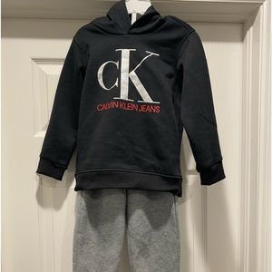 Pre-Owned Boys Calvin Klein Black Hoodie/Grey Joggers size 4T